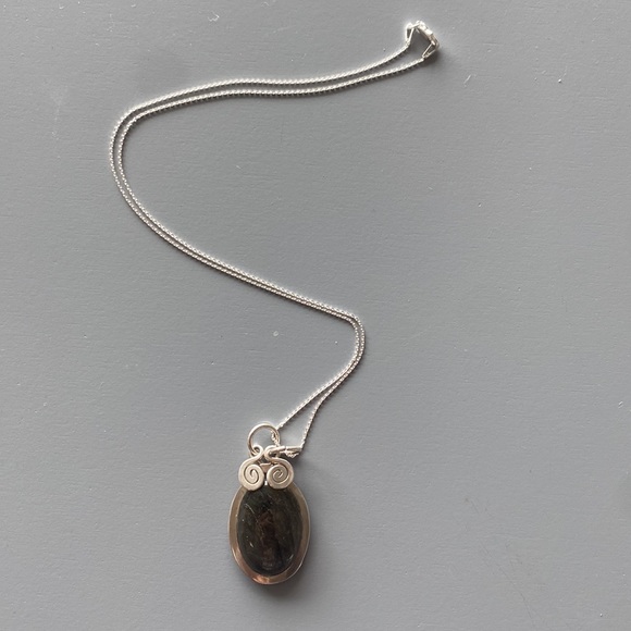 Labradorite and sterling silver pendant - Picture 6 of 8